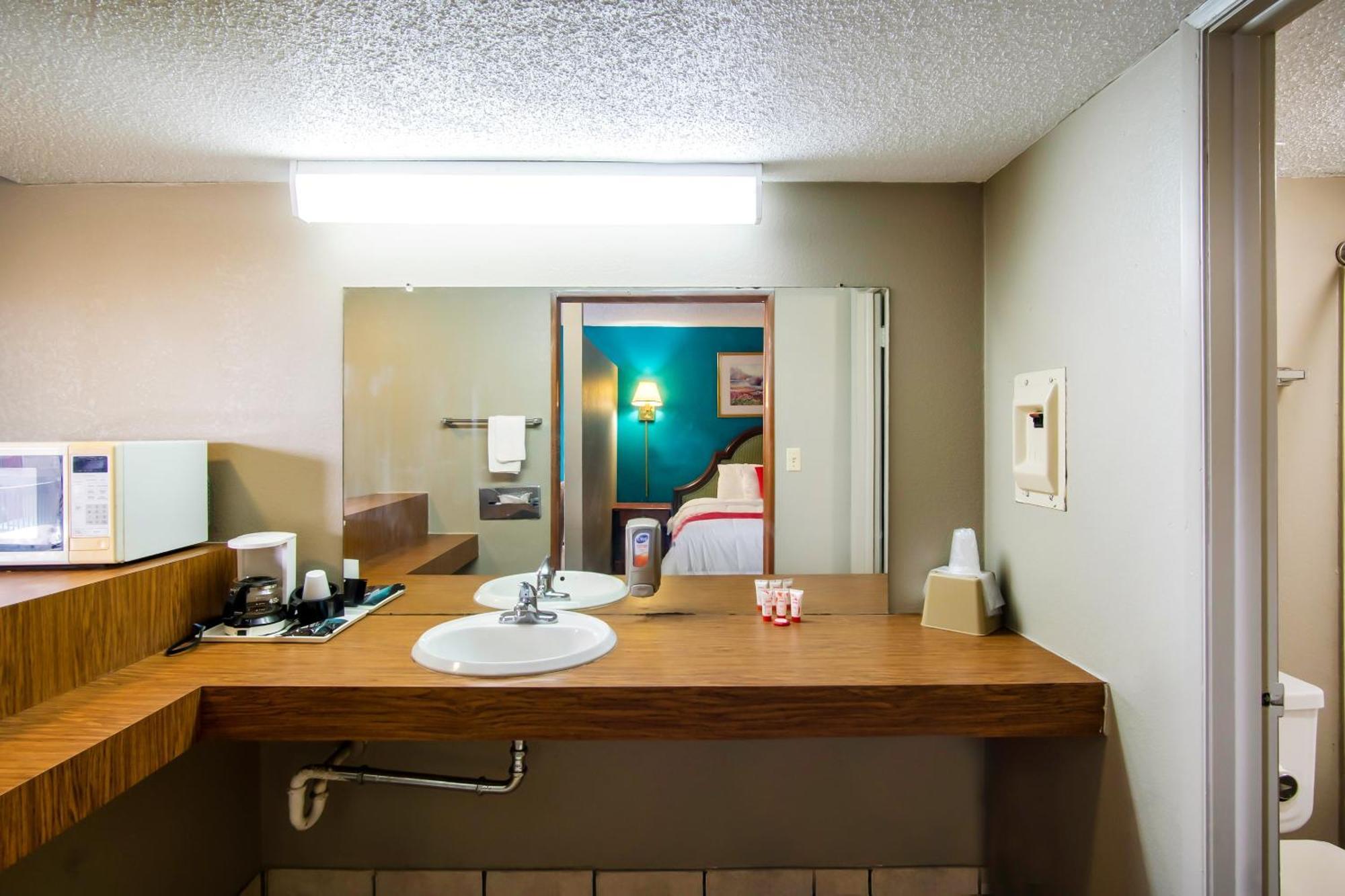Oyo Hotel Hutchinson West 4Th Ave Exteriör bild